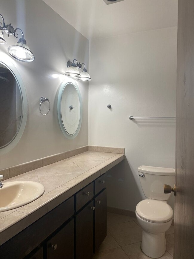 Building Photo - 2101 Shoreline Dr