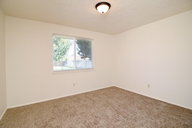 Building Photo - Spacious 2 Bedroom Duplex _ Pet Friendly!