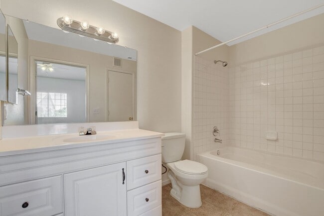 Building Photo - Adorable 2 Bedroom Condo