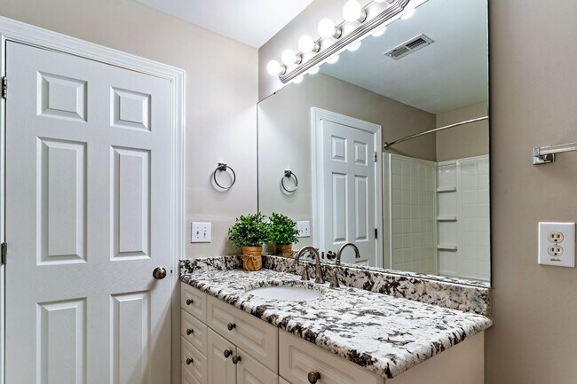 Building Photo - Move-In Ready End-Unit Townhome with Two Private Suites in the Heart of Rolesville!