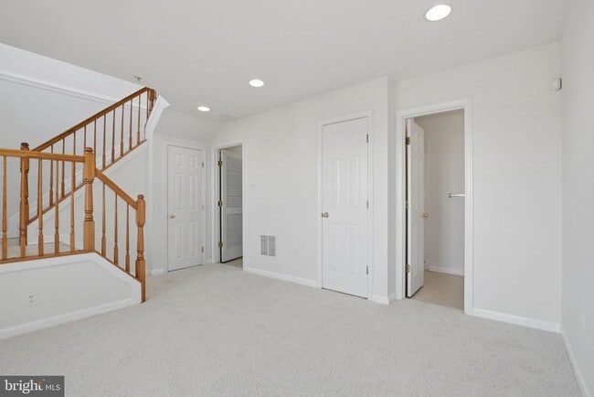 Building Photo - 886 Lowe Rd