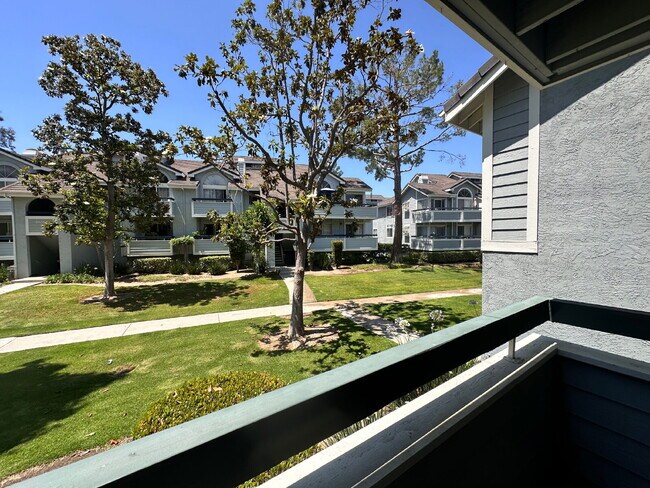 Building Photo - Beautifully Updated Lower-Level Condo with...