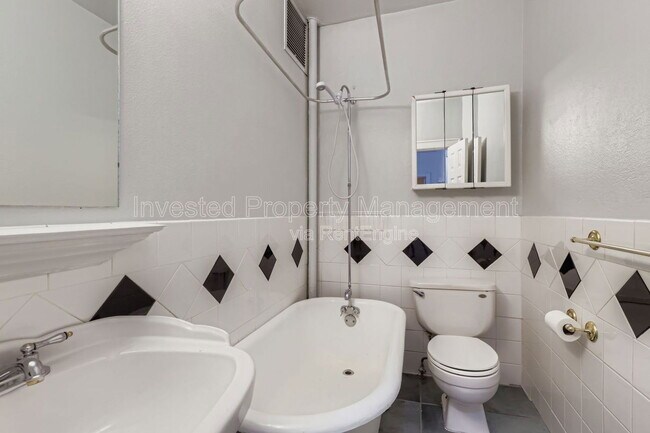 Building Photo - 1376 Pearl St