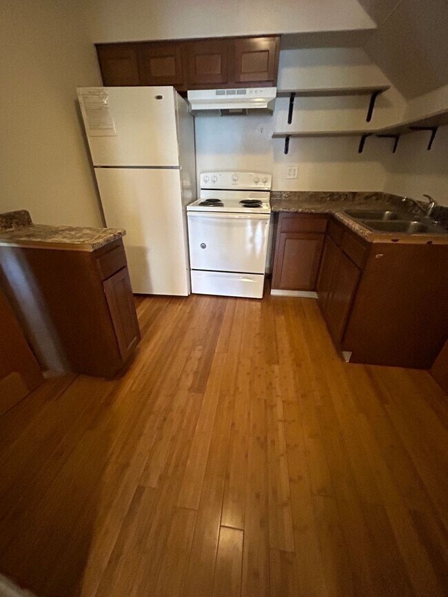 Building Photo - 2 Bedroom 1 Bathroom Apartment