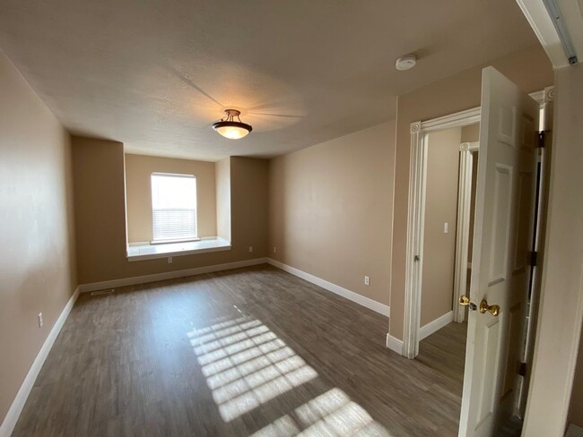 Building Photo - 3 Bedroom 2.5 Bathroom Apartment in Provo!