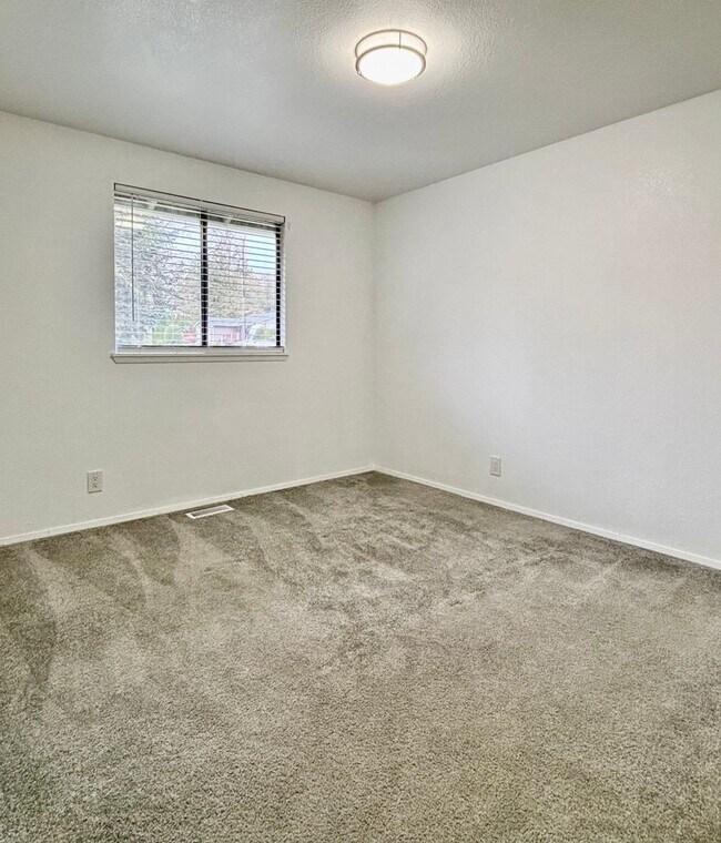 Building Photo - 3 Bed / 2 Bath Kirkland-Finn Hill rambler $3,395/month