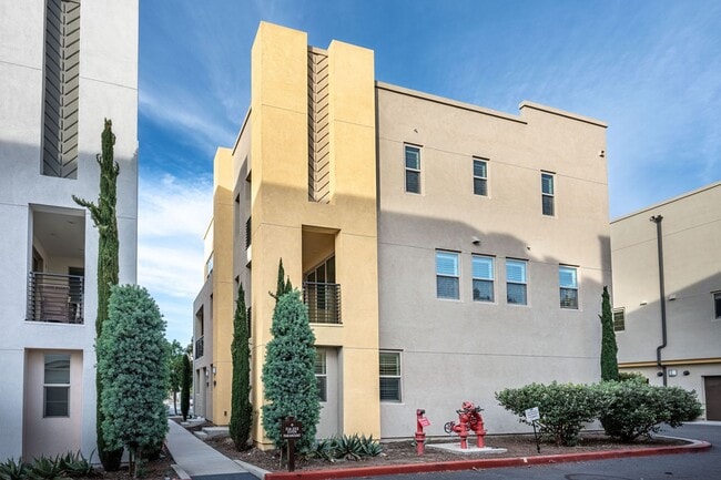 Building Photo - 216 Paramount