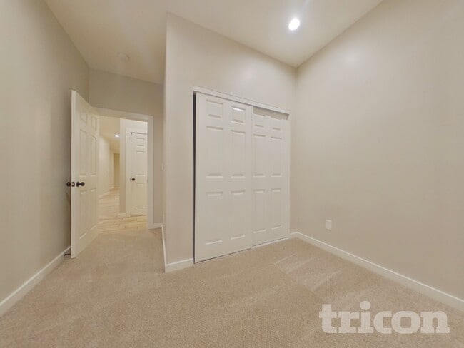 Building Photo - 109 E Mountain View Dr