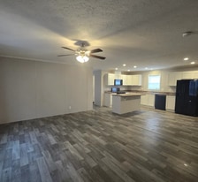 Building Photo - 213 Birch Ln