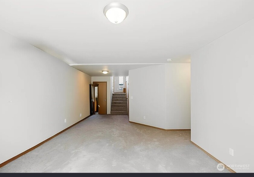 Large family room - 106 Goldenrod St