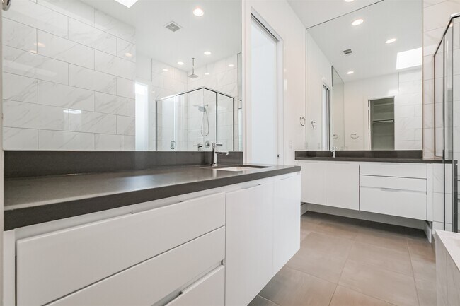 Building Photo - 1157 W 18th St