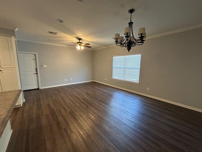 Building Photo - Beautifully Maintained 3 Bedroom