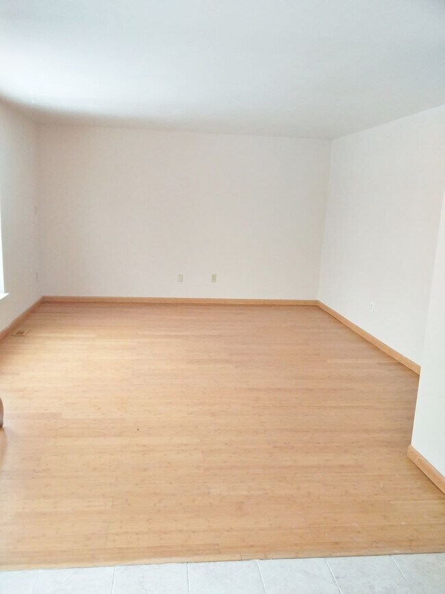 Building Photo - 3-Bedroom Gem in Desirable Sicklerville Ne...