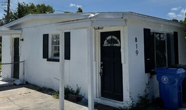 Building Photo - Studio