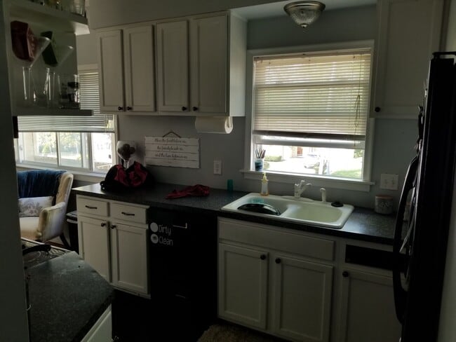 Building Photo - Aksarben/UNO 4 bed 2 bath with gas firepit...