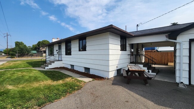 Building Photo - Beautiful Four Bedroom Two Bathroom House ...