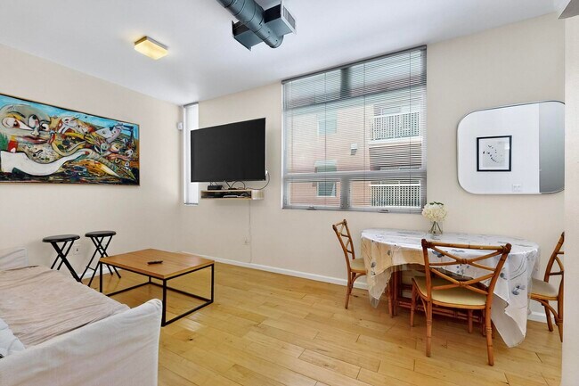 Building Photo - 343 Platinum St SW