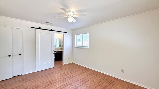 Building Photo - 10105 Oak Hollow Dr