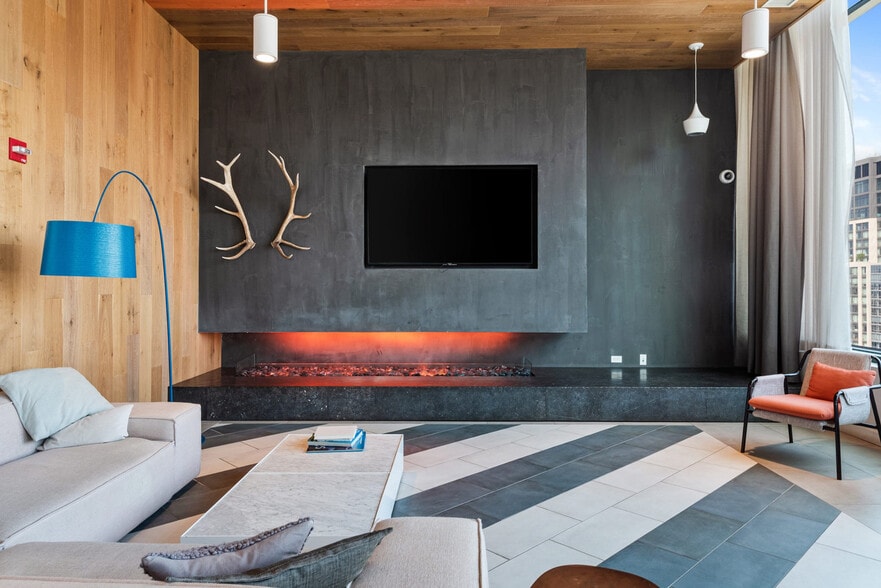 Building Photo - 823 N Clark St