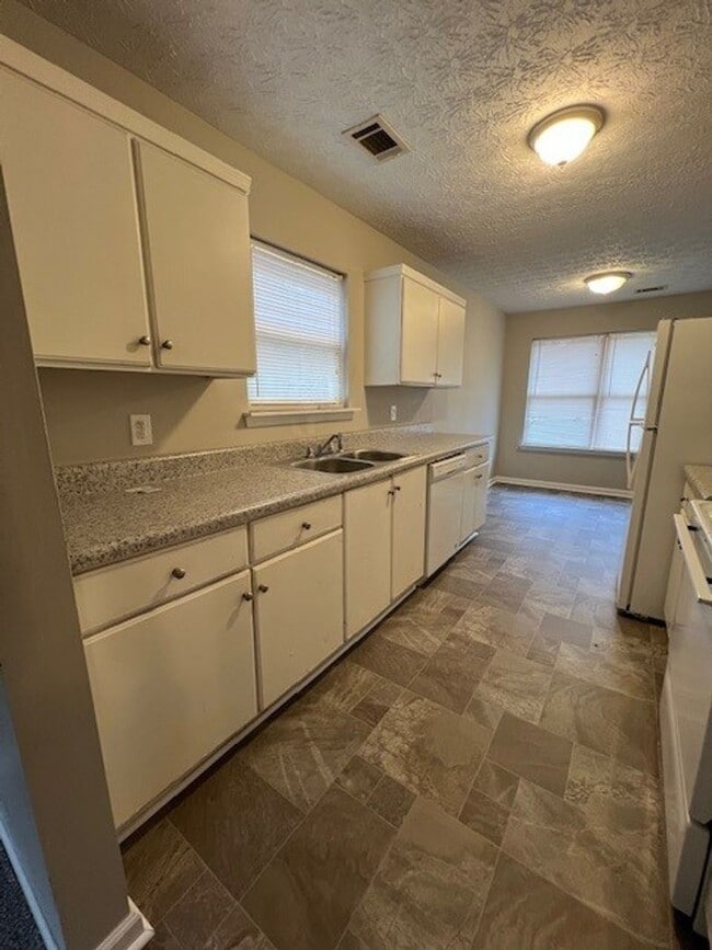 Building Photo - 3 Bedroom, 2 Bath Home