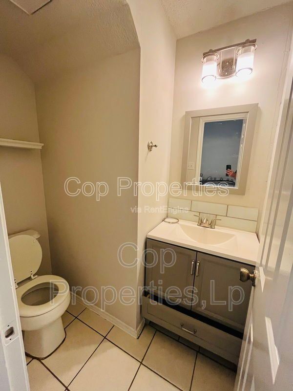 Building Photo - 6319 Waddesdon Wood