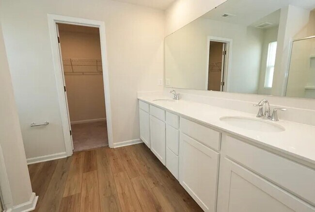 Building Photo - 1338 Woodhouse Dr