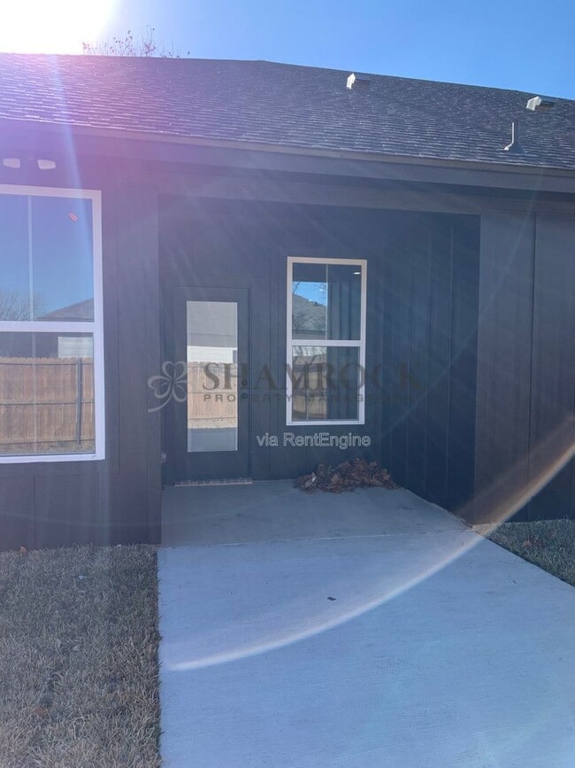 Building Photo - 113 N Van Buren Ave