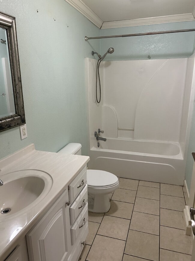 Building Photo - "Charming 3-Bedroom Retreat on Holly Street - Spacious 1,618 Sq Ft with 1.5 Baths in Jonesboro!"