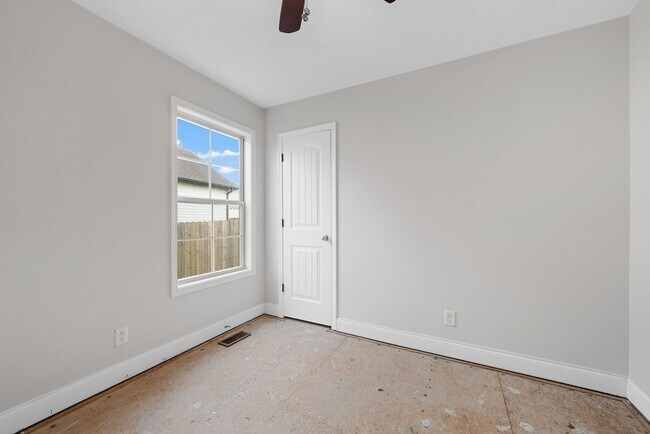 Building Photo - 3 Bedroom 2 Full Bath Home For Rent!