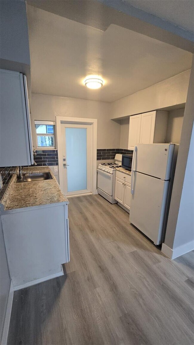 Building Photo - 9200 E Bay Harbor Dr