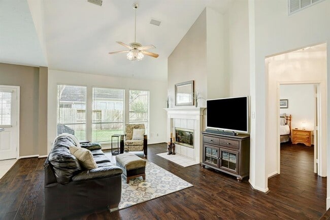 Building Photo - 635 Presley Way