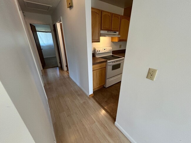 Building Photo - 5 Bed 2 Bath Home with 2 Car Attached Garage in Quiet Nice Neighborhood.