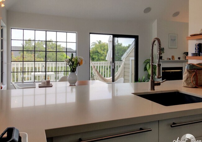 Building Photo - Rare 3 bed 2 bath Townhome available now.