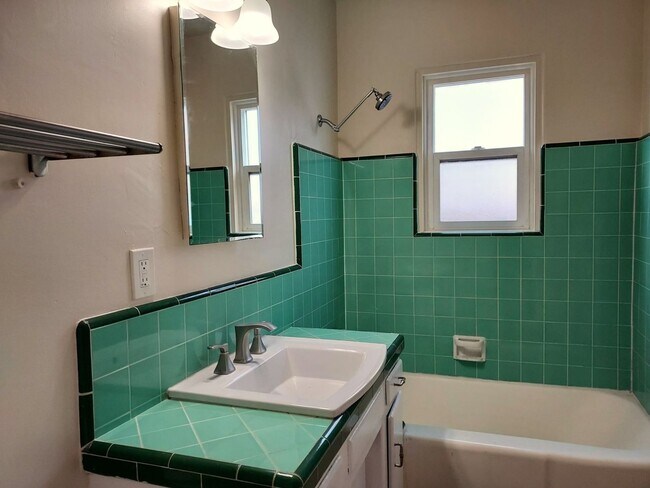 Building Photo - South Park Area 2 Bedroom Cottage w/Garage
