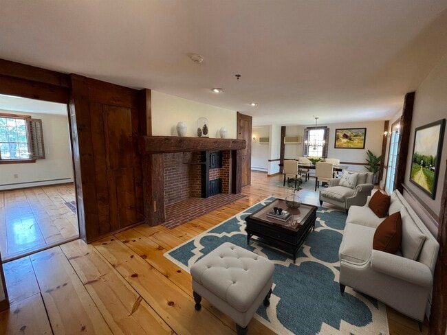 Building Photo - 454 Main St