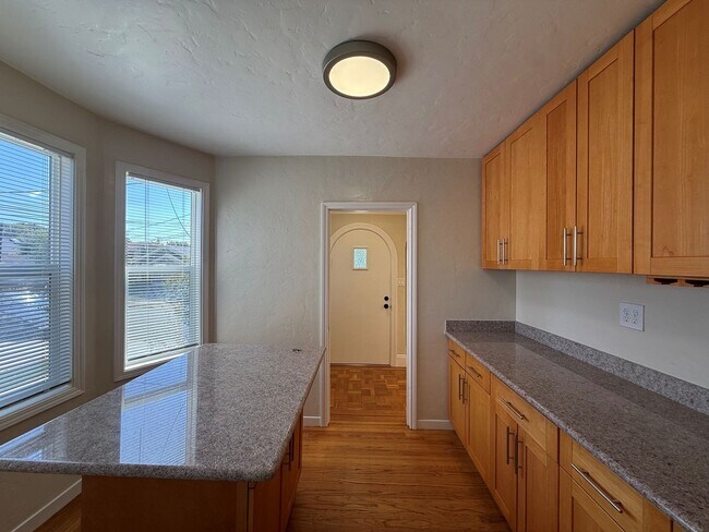 Building Photo - 912 N Humboldt St