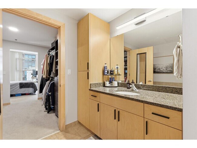 Building Photo - 215 10th Ave S