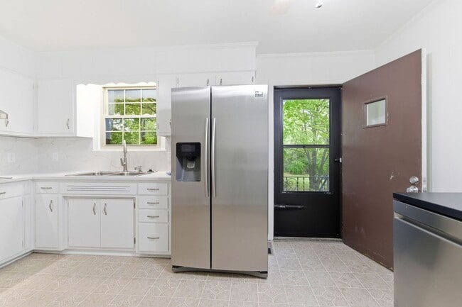 Building Photo - Crieve Hall Duplex