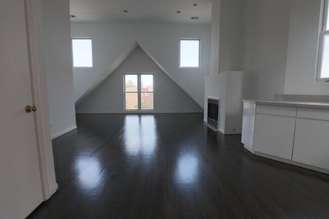 Building Photo - 3328 N Clark St