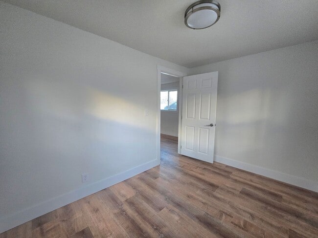 Building Photo - 9 &amp; 9 1/2 Alderson Ave