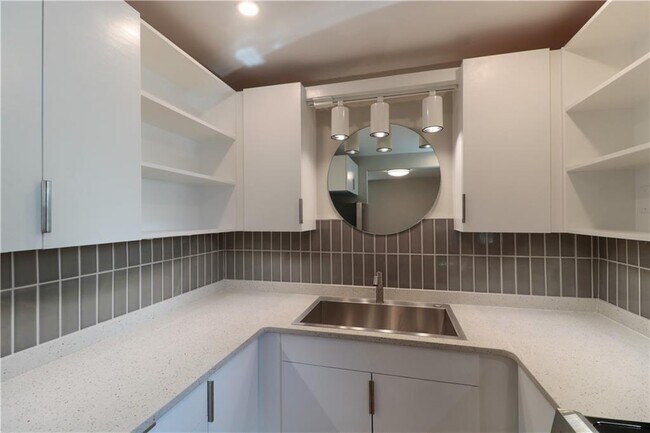 Building Photo - 811 N Pleasant St