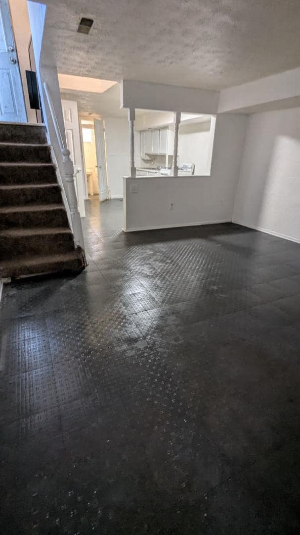 Building Photo - 39 E Parkview Ave