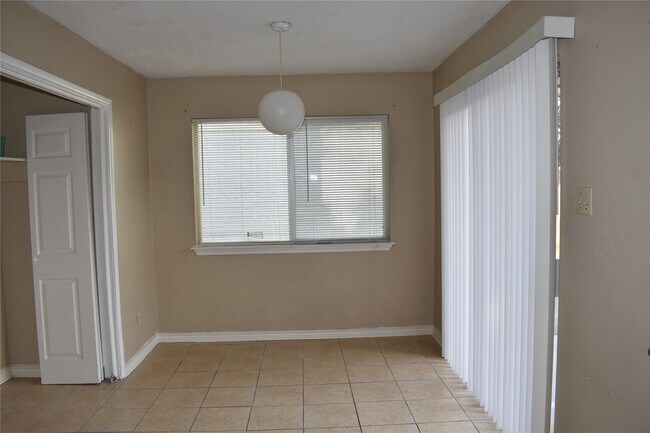 Building Photo - 8903 Kalewood Dr