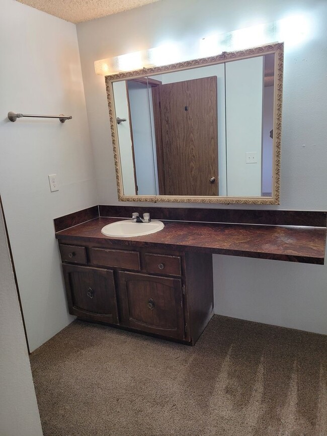 Building Photo - 3 bedrooms 2 bath