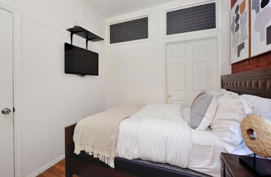 Building Photo - 440 W 45th St