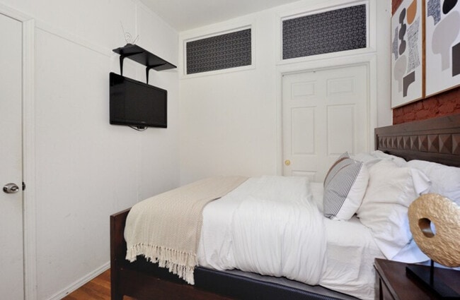 Building Photo - 440 W 45th St