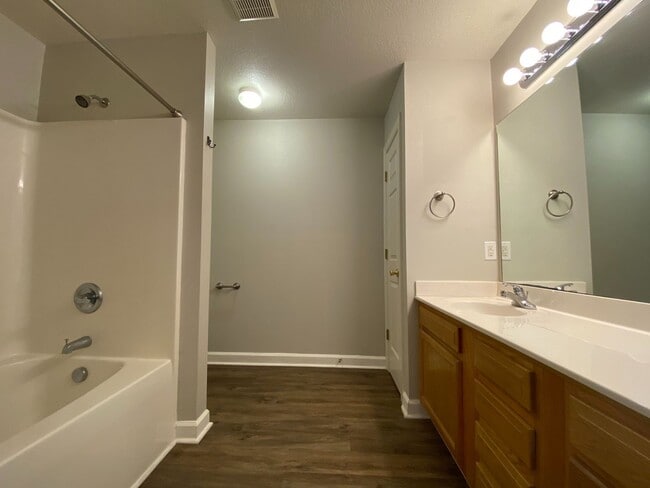 Building Photo - Splendid on Springwood