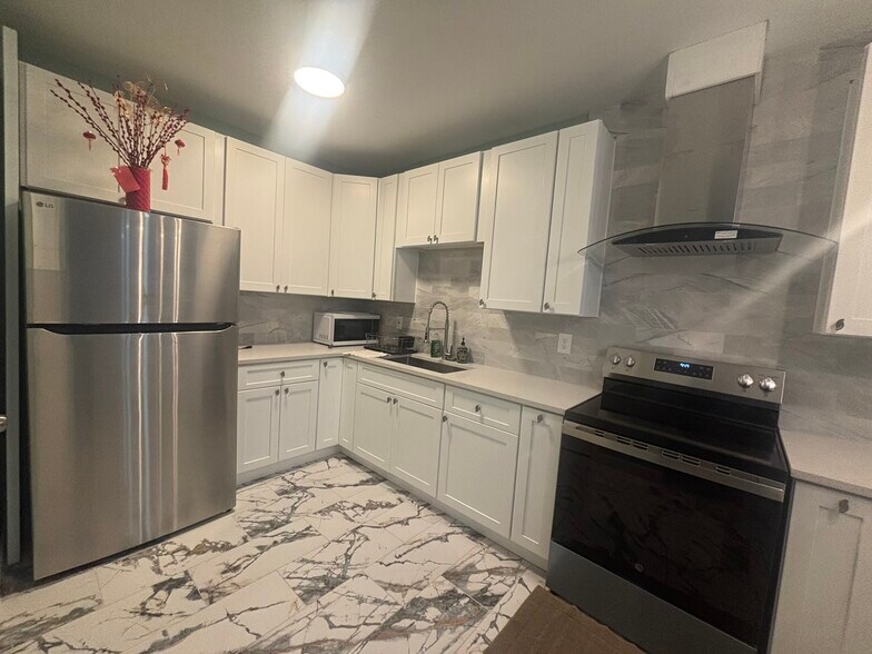 Building Photo - 4560 Persian Trl