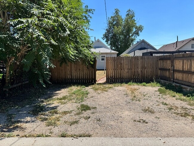 Building Photo - 609 E Elk Pl