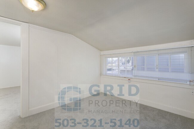 Building Photo - Two Bedroom Apartment Available in Milwaukie!